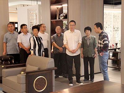 施振宇院長(zhǎng)蒞臨木立信家具公司生產(chǎn)基地參觀工廠指導(dǎo)工作